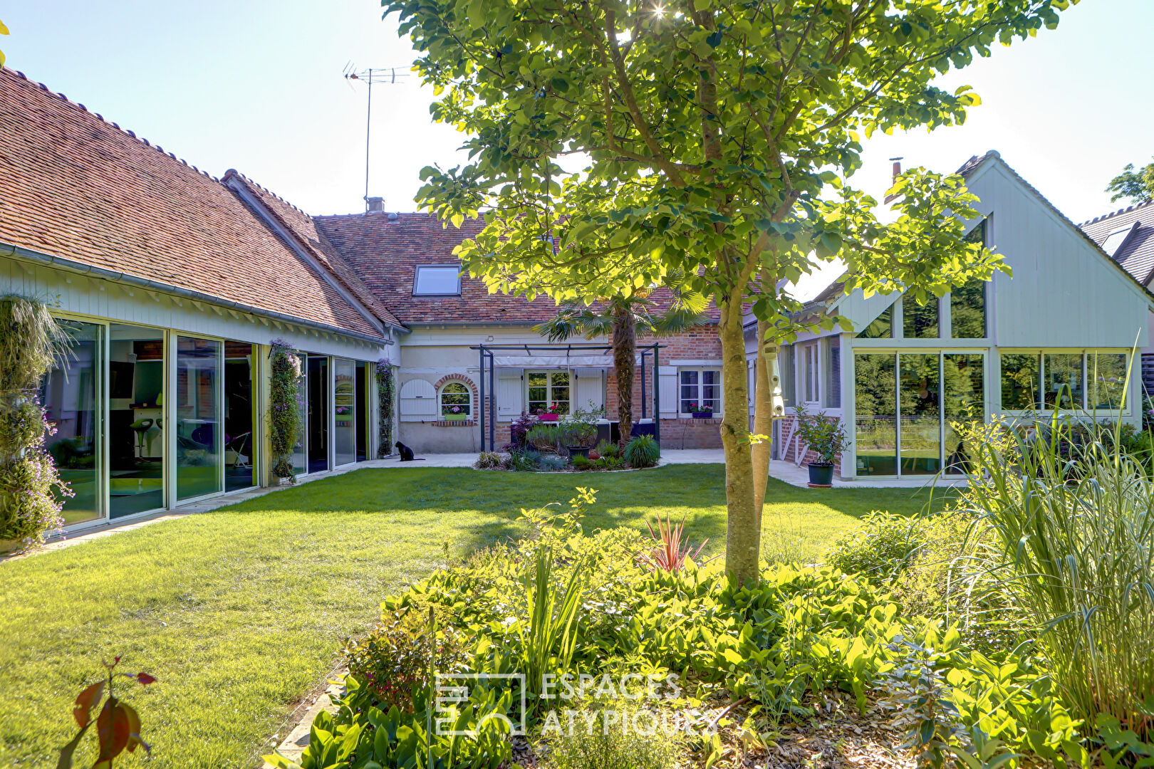 Élégante maison solognote avec piscine intérieure