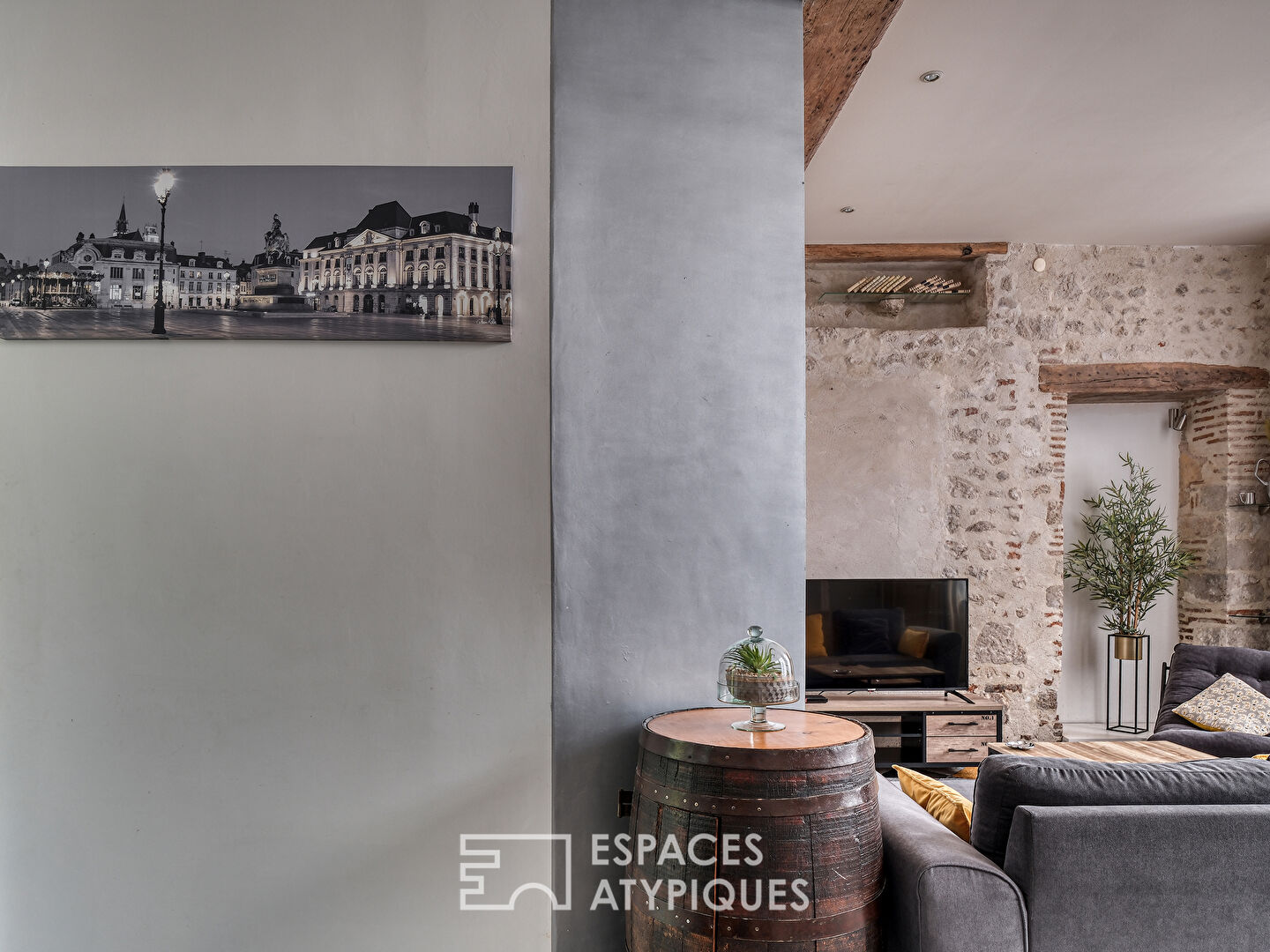 Apartment with a cottage feel and its former art gallery