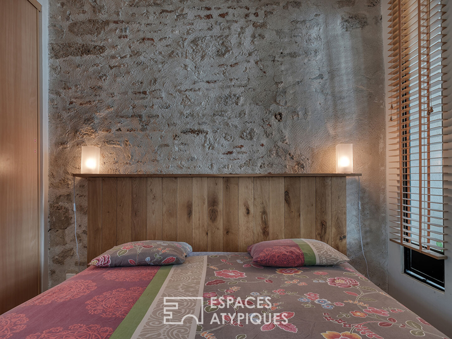 Apartment with a cottage feel and its former art gallery