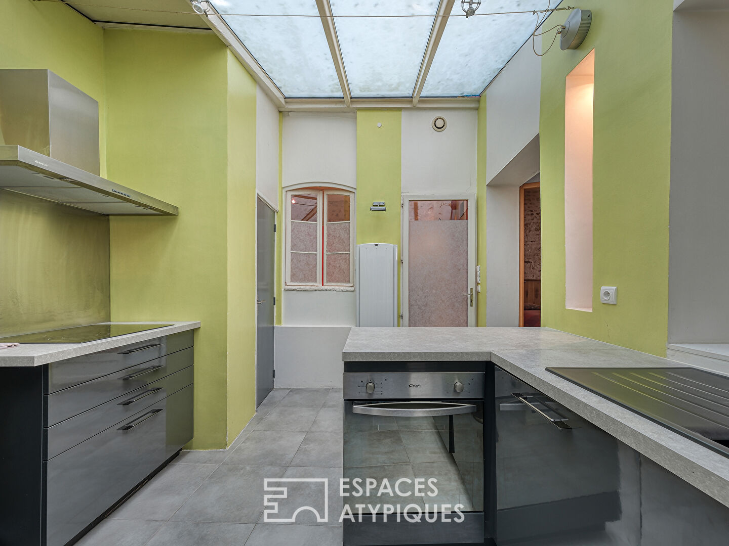 Apartment with a cottage feel and its former art gallery
