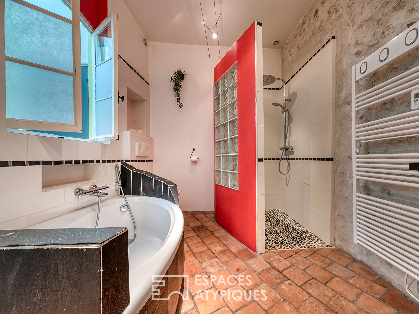 Apartment with a cottage feel and its former art gallery