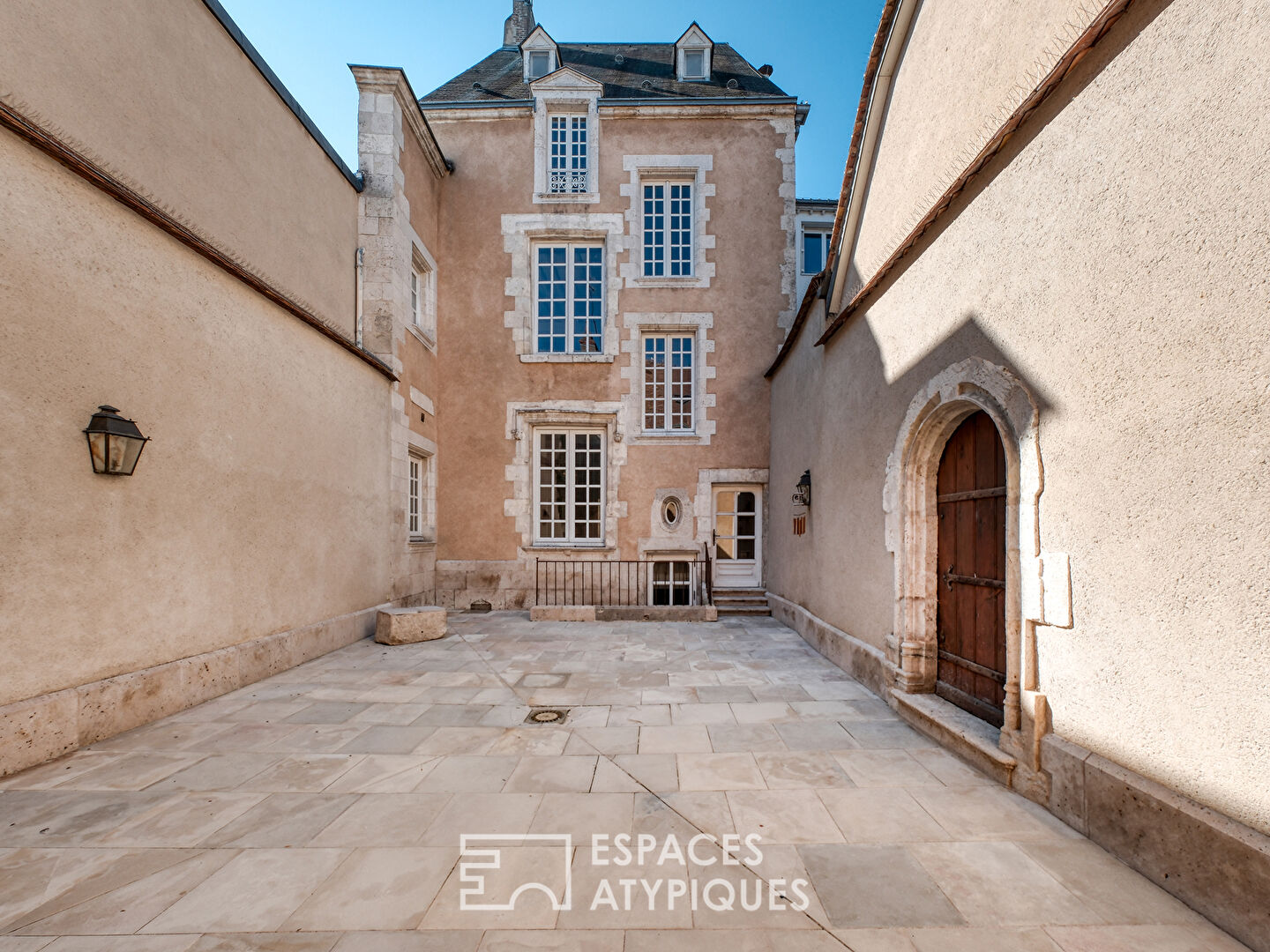Private mansion in the city center