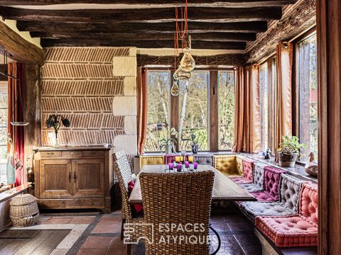 Farmhouse and its pond in a vast wooded park
