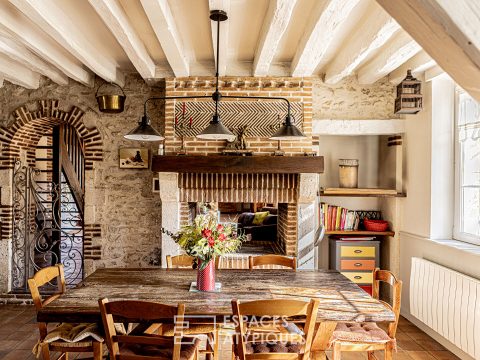 Farmhouse and its pond in a vast wooded park