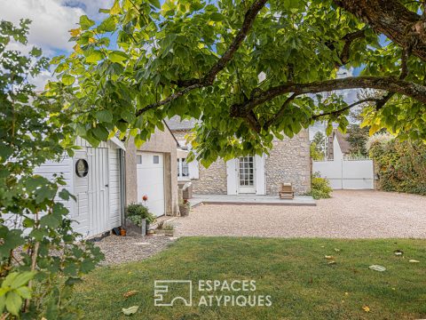 Maison en pierre et son jardin paysager