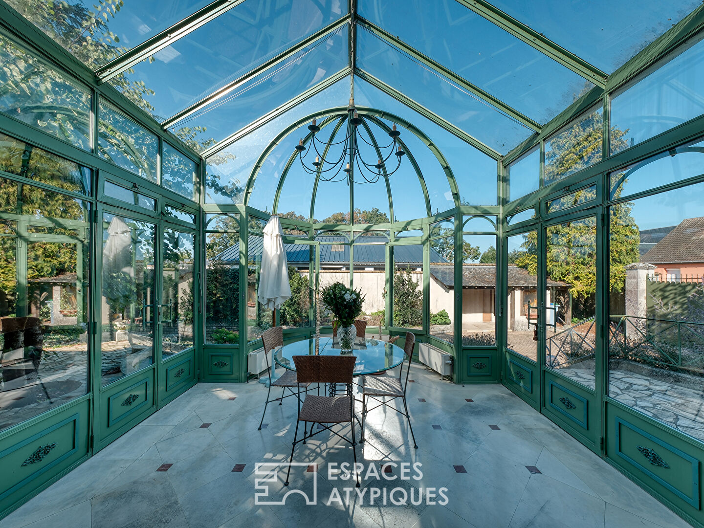 Demeure bourgeoise avec verrière et piscine en coeur de Janville