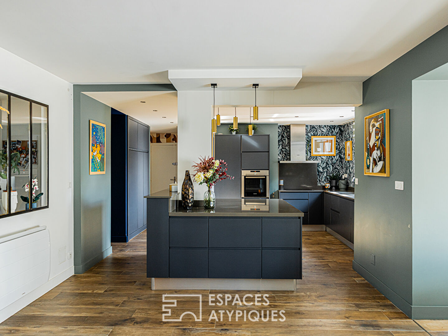 Maison rénovée avec extension cubique, jardin et piscine