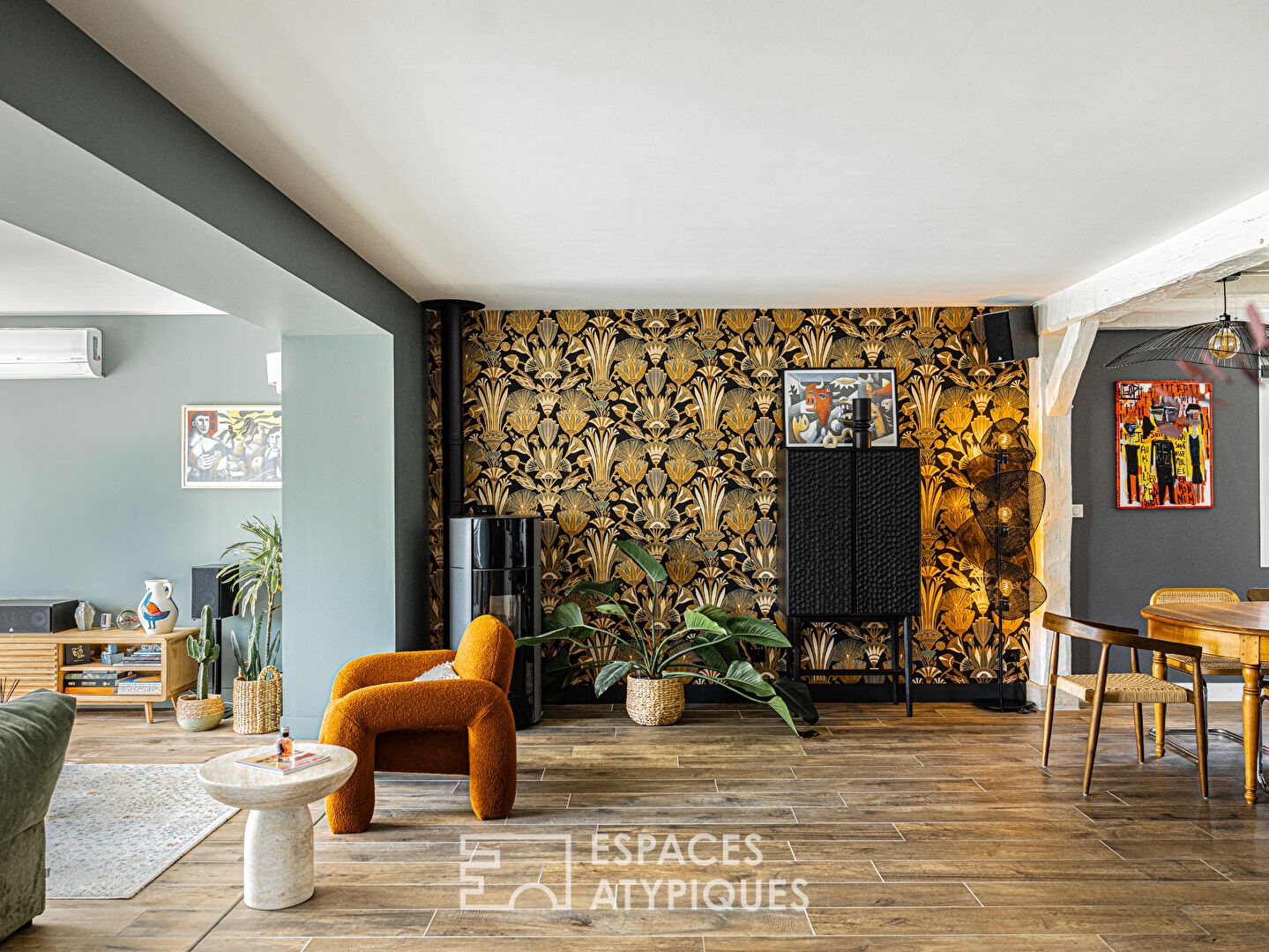 Renovated house with cubic extension, garden and swimming pool