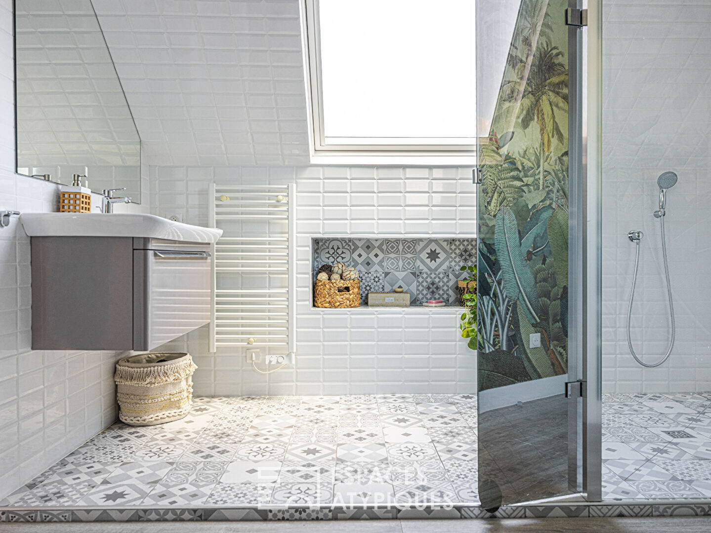 Renovated house with cubic extension, garden and swimming pool