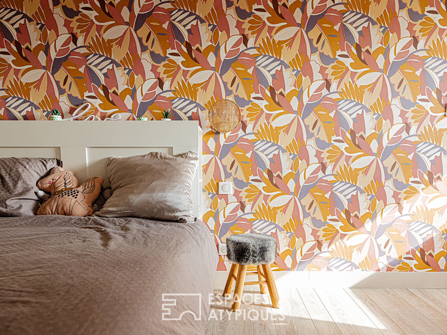 Renovated house with cubic extension, garden and swimming pool