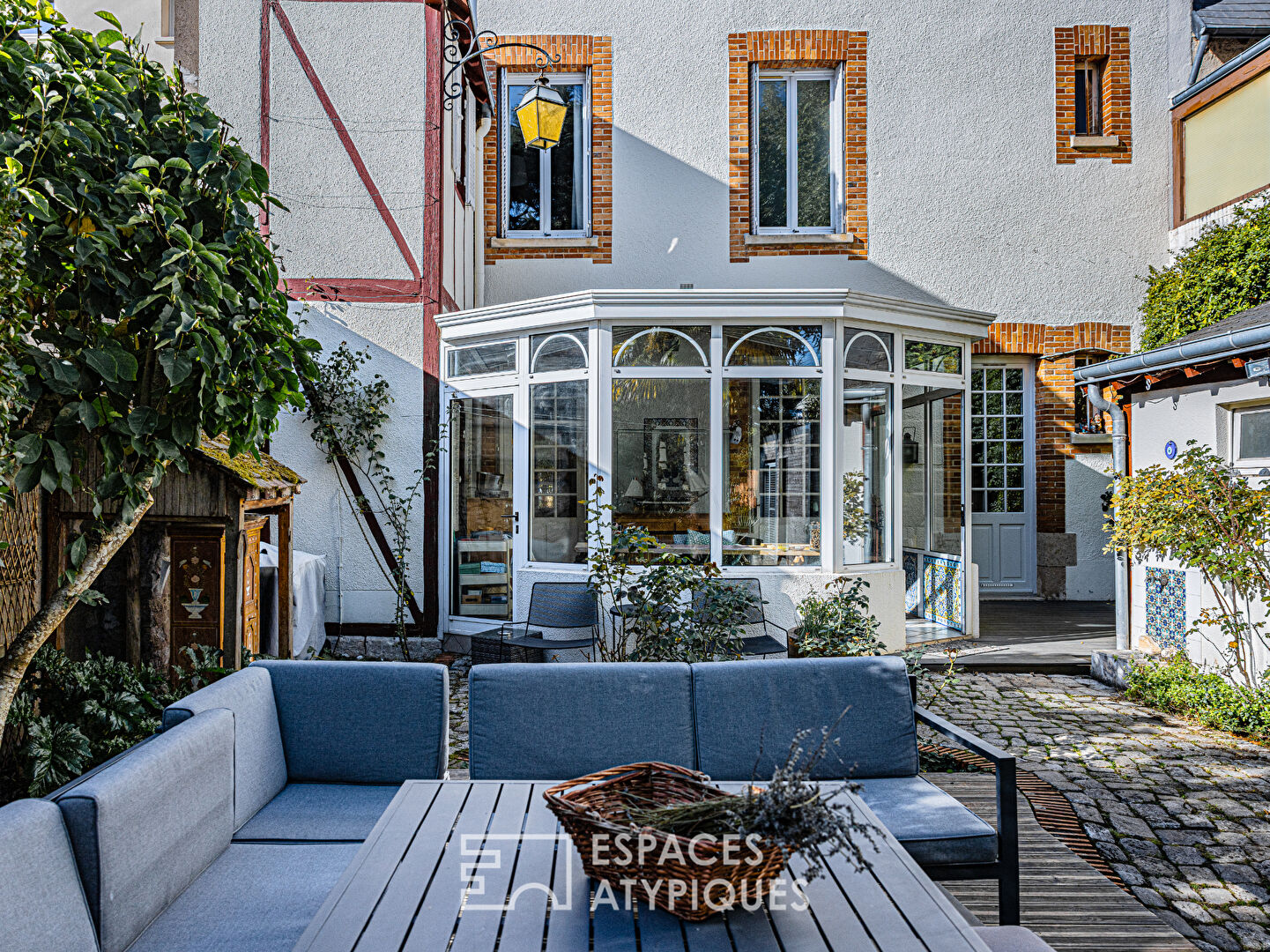 Elégante maison bourgeoise et son jardin