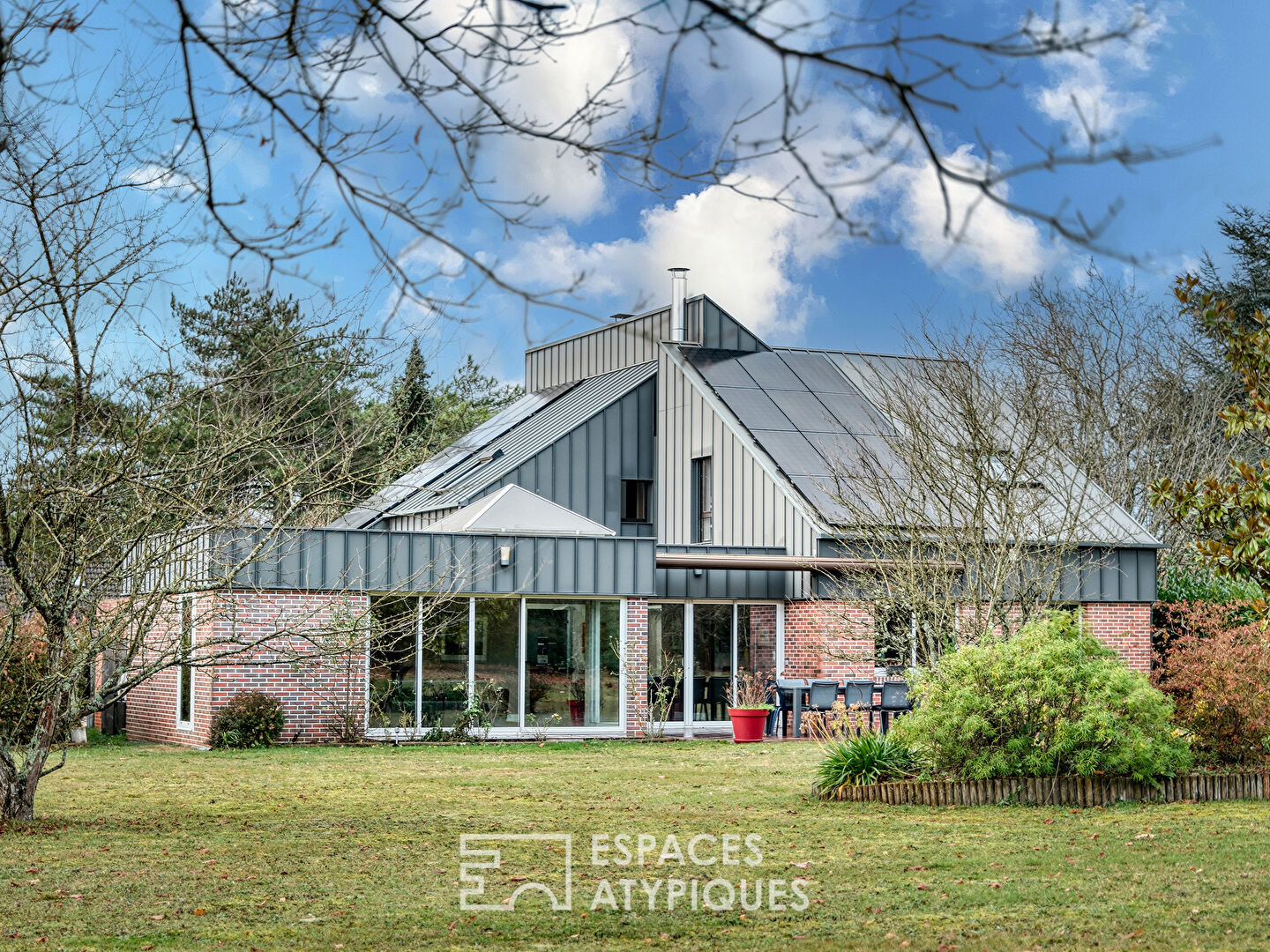 Contemporaine avec parc paysager