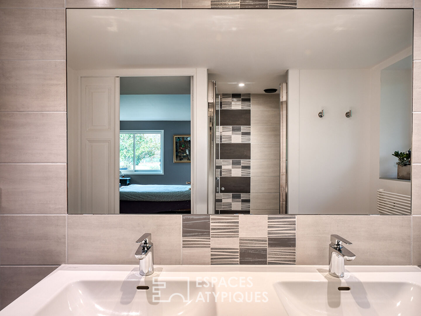 Contemporaine avec parc paysager