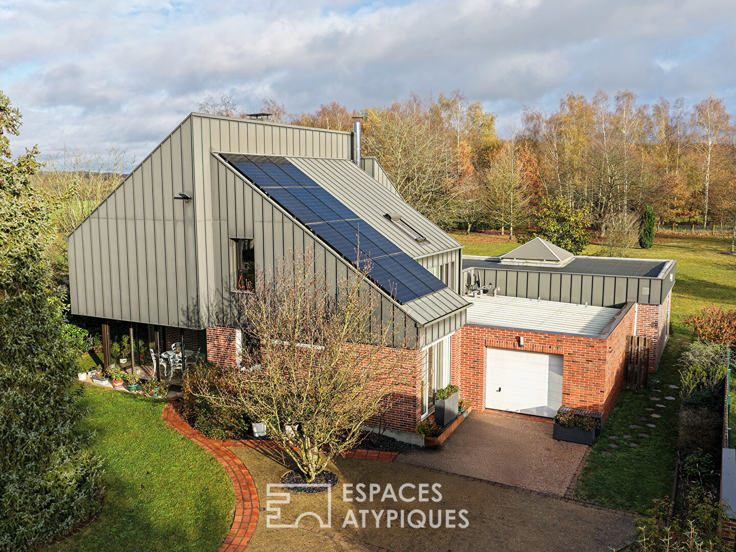 Contemporaine avec parc paysager