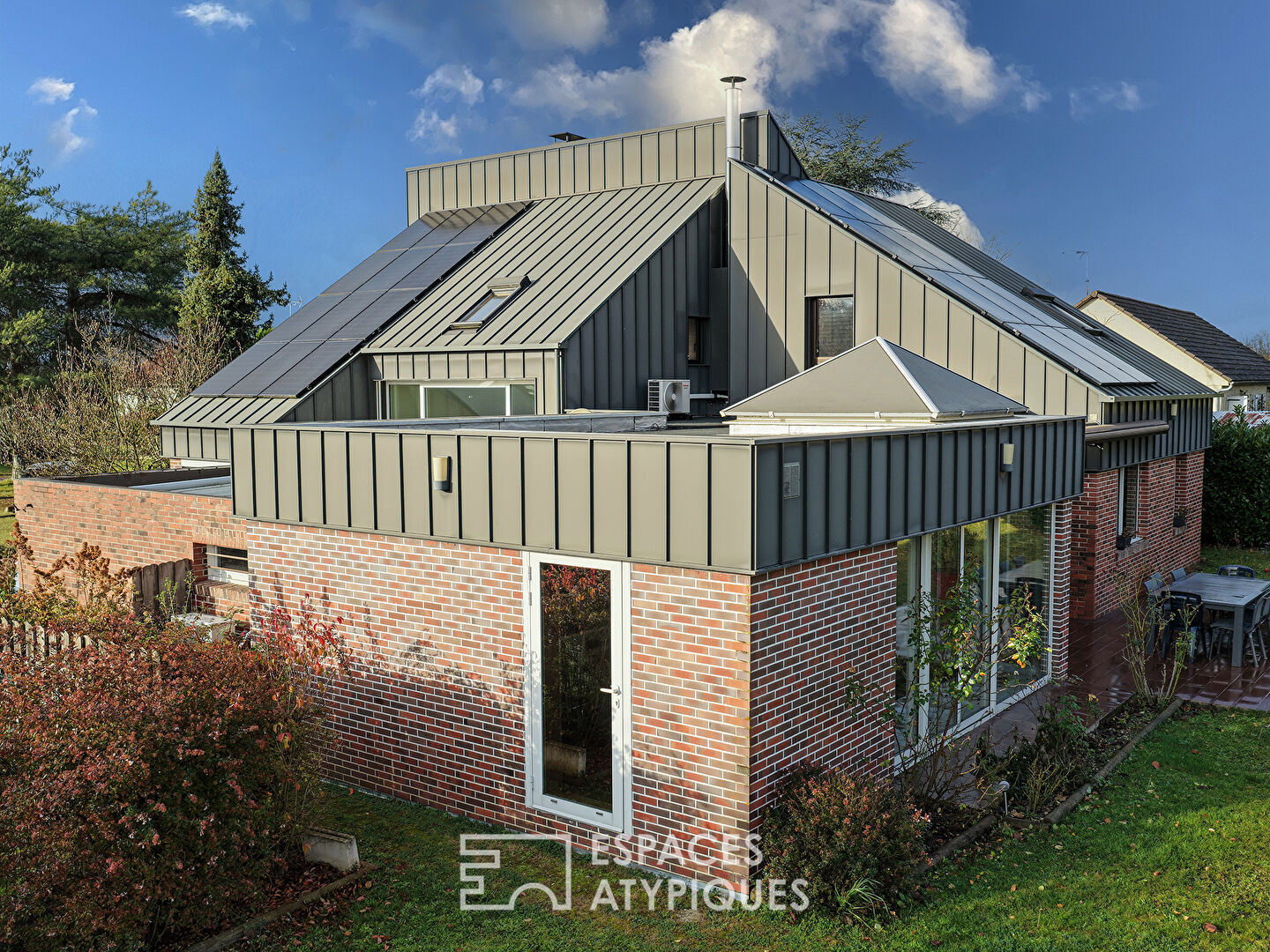 Contemporaine avec parc paysager