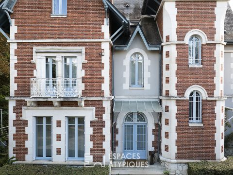 Maison de maître et son jardin luxuriant avec piscine