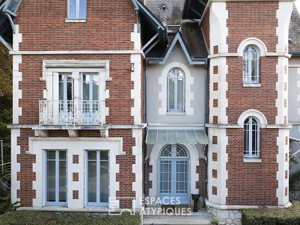 Maison de maître et son jardin luxuriant avec piscine