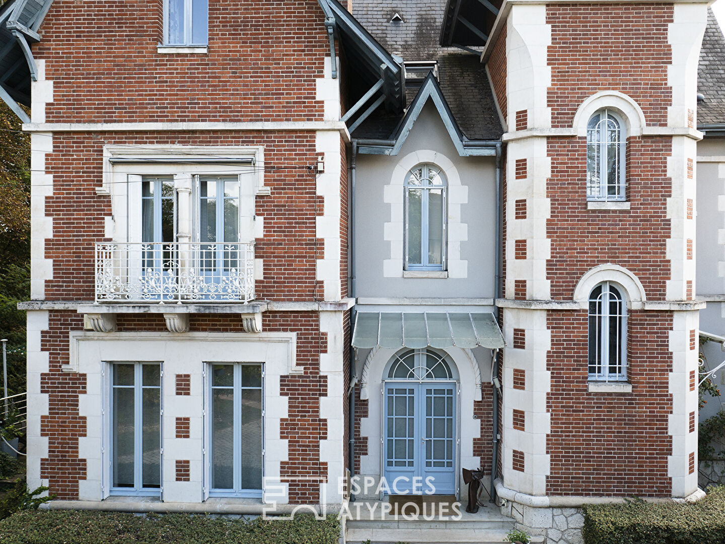 Maison de maître et son jardin luxuriant avec piscine