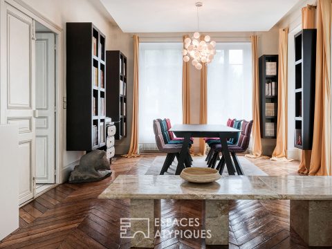 Maison de maître et son jardin luxuriant avec piscine