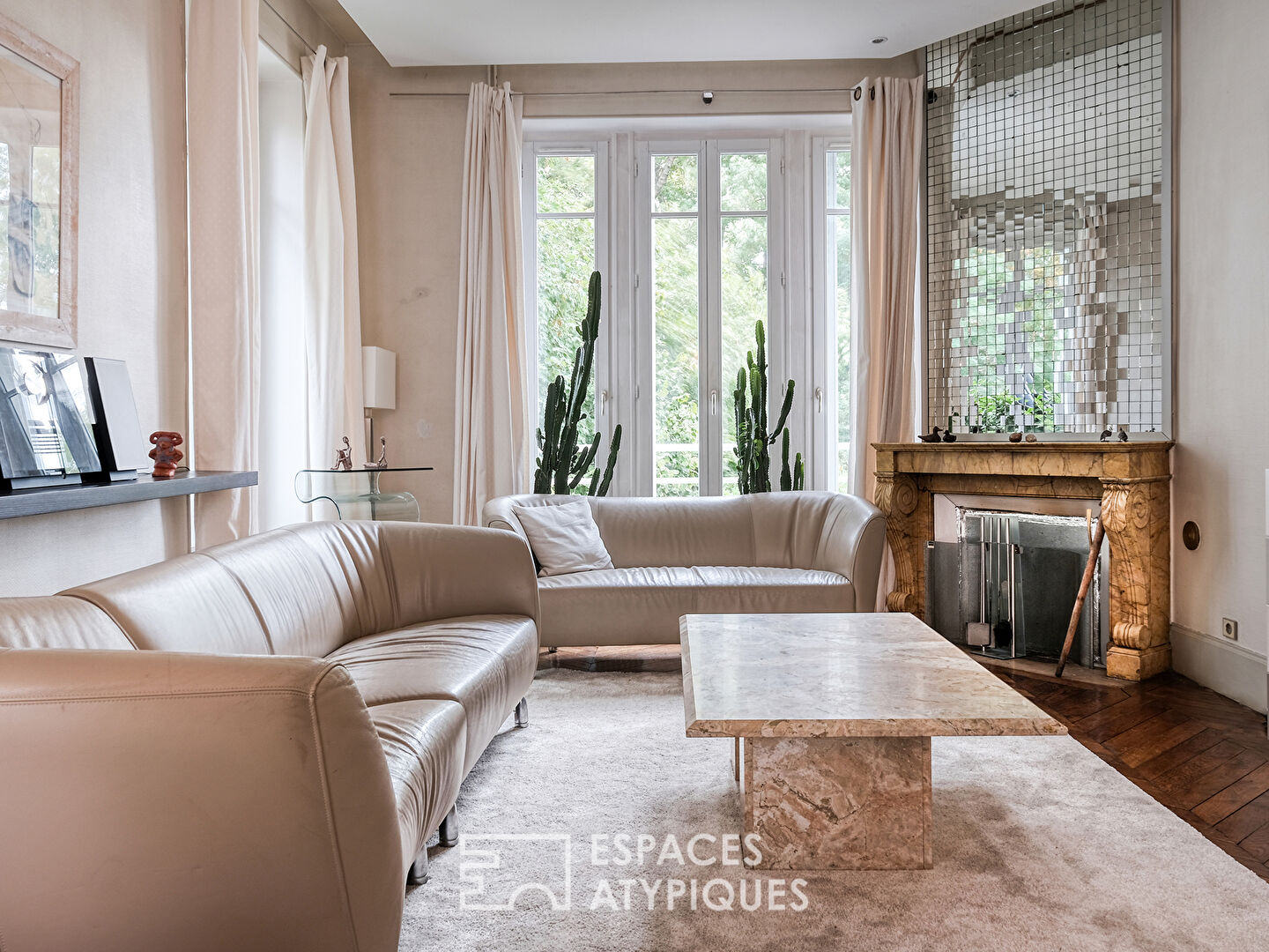 Maison de maître et son jardin luxuriant avec piscine