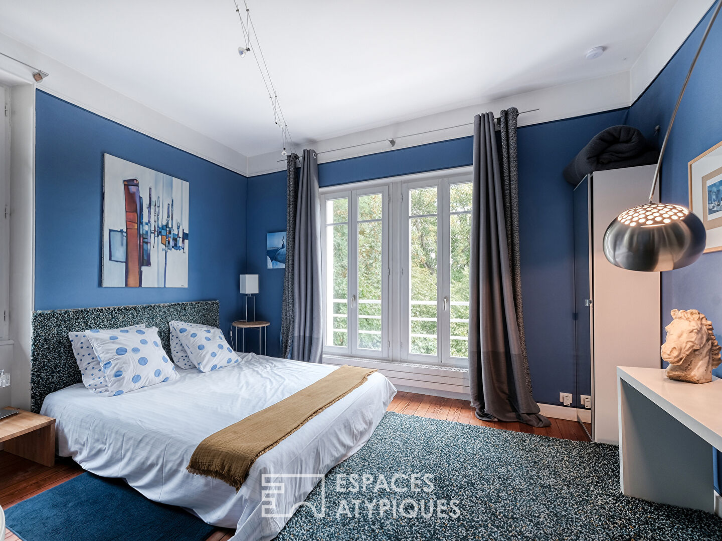 Maison de maître et son jardin luxuriant avec piscine