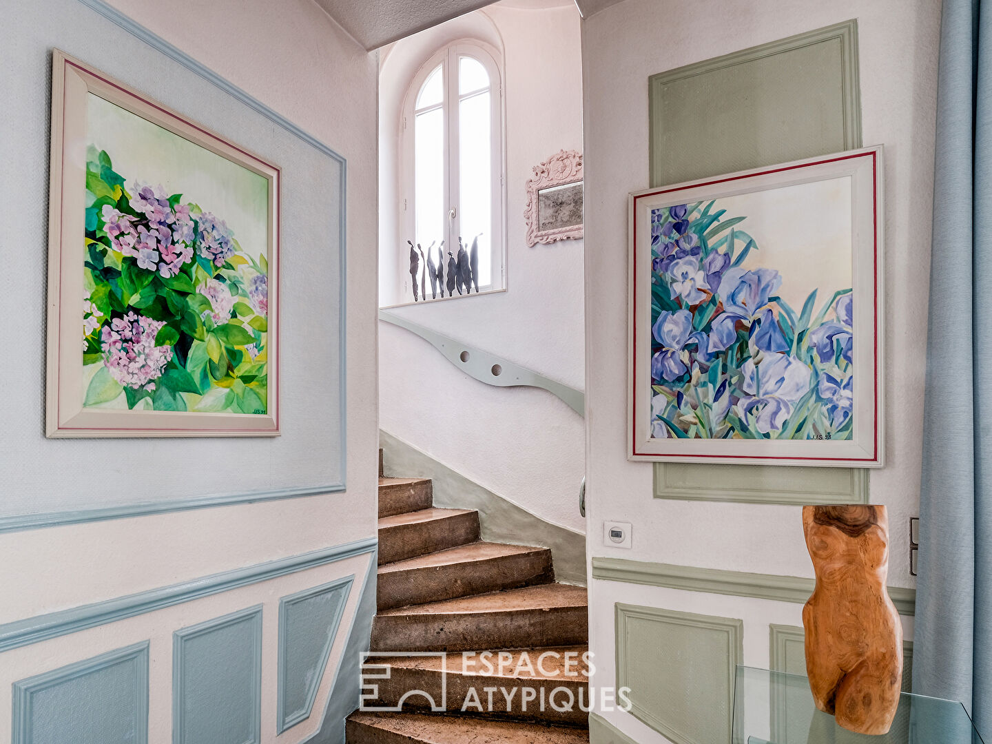 Maison de maître et son jardin luxuriant avec piscine