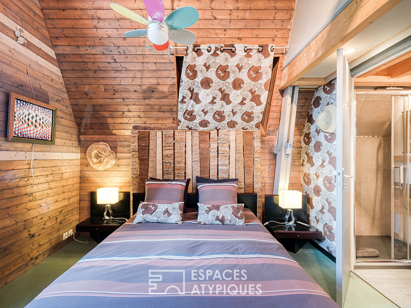 Maison de maître et son jardin luxuriant avec piscine