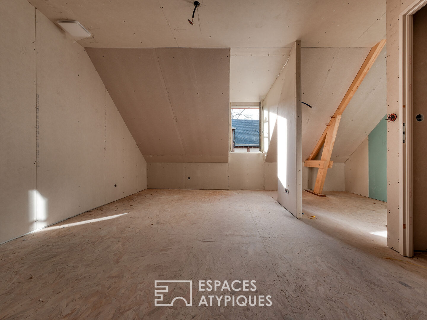 Anciennes écuries revisitées, au coeur d&rsquo;un quartier prisé d&rsquo;Orléans