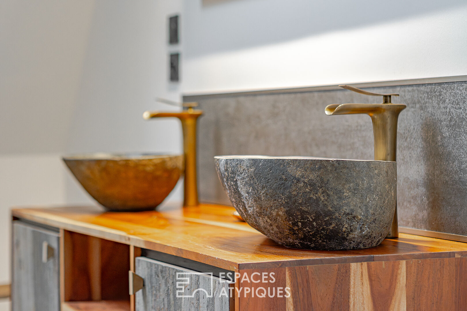 Bâtisse XVIIIème totalement rénovée avec couloir de nage