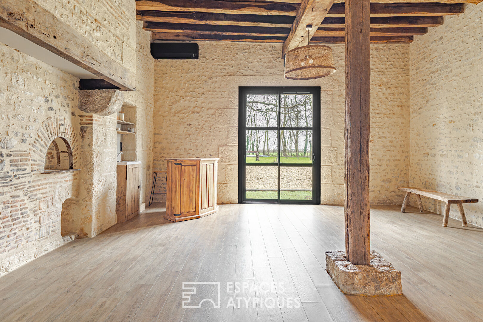 Bâtisse XVIIIème totalement rénovée avec couloir de nage