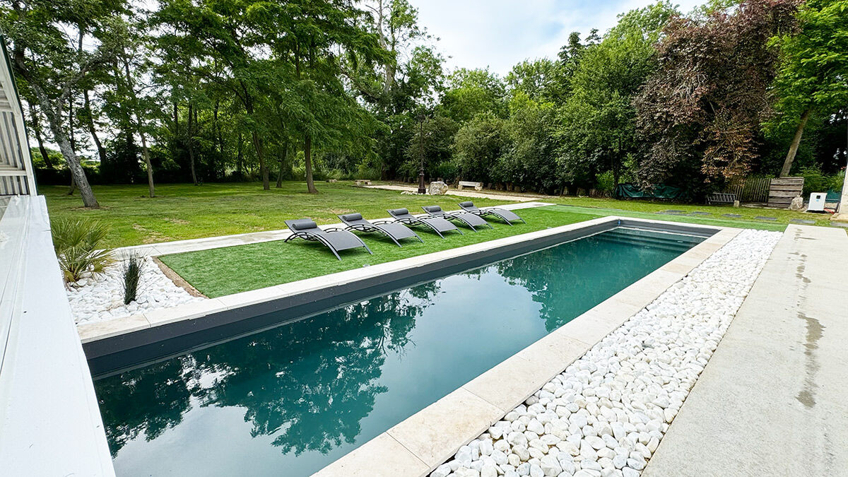 Bâtisse XVIIIème totalement rénovée avec couloir de nage