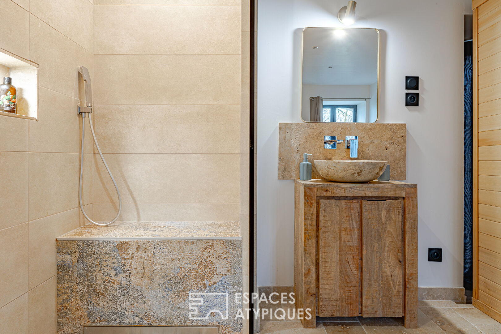 Bâtisse XVIIIème totalement rénovée avec couloir de nage