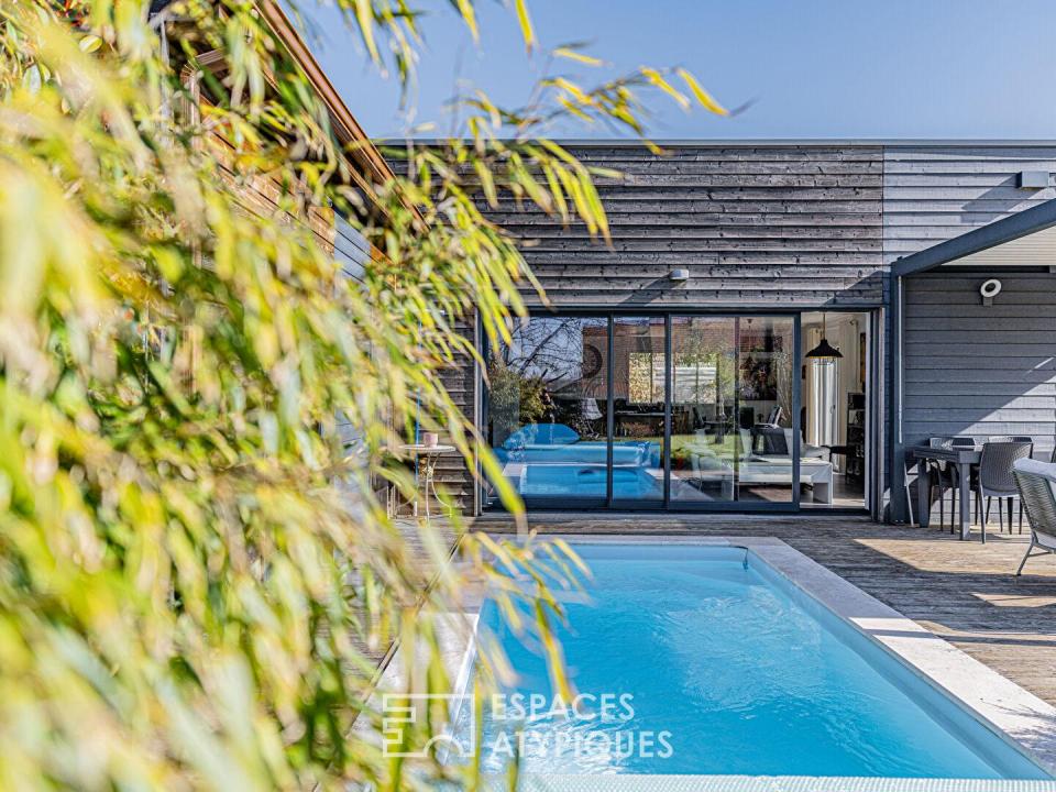 Plain-pied contemporain en bois ouvert sur jardin et piscine