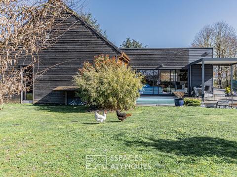Plain-pied contemporain en bois ouvert sur jardin et piscine