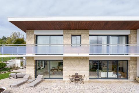 Maison seventies avec terrasses et jardins