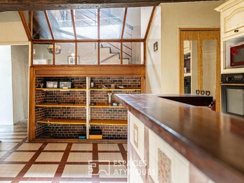 Unusual house south of the Loire, in need of renovation