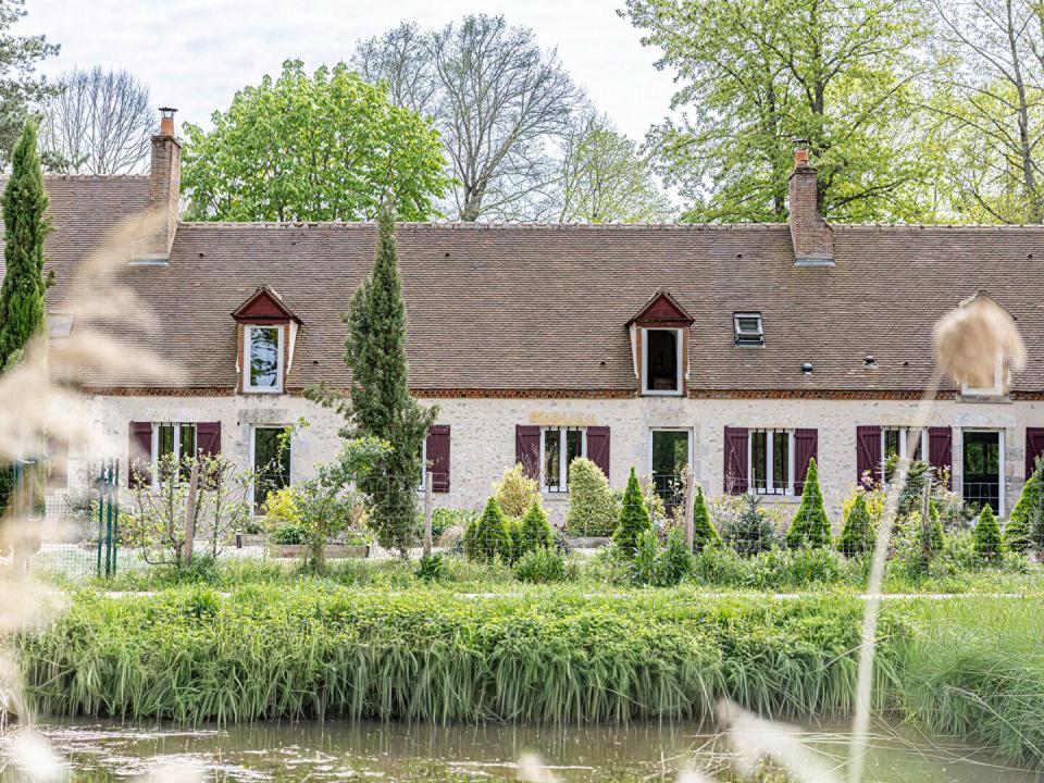 Longère de caractère avec jardin bord canal à Combreux