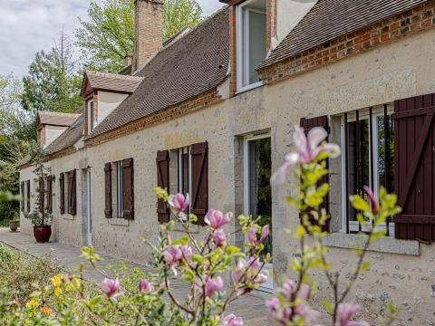 Longère de caractère avec jardin bord canal à Combreux