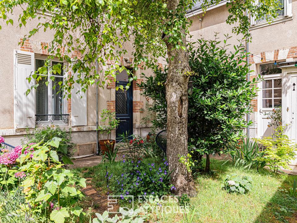 Une maison familiale de charme avec cour-jardin et garage