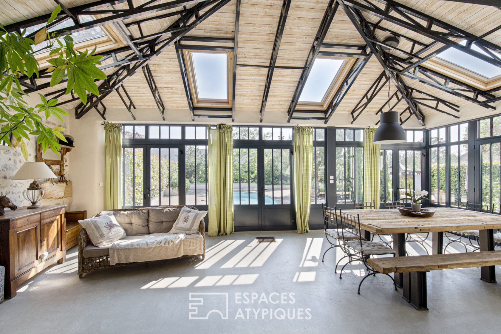 Maison avec piscine dans d’ anciennes écuries