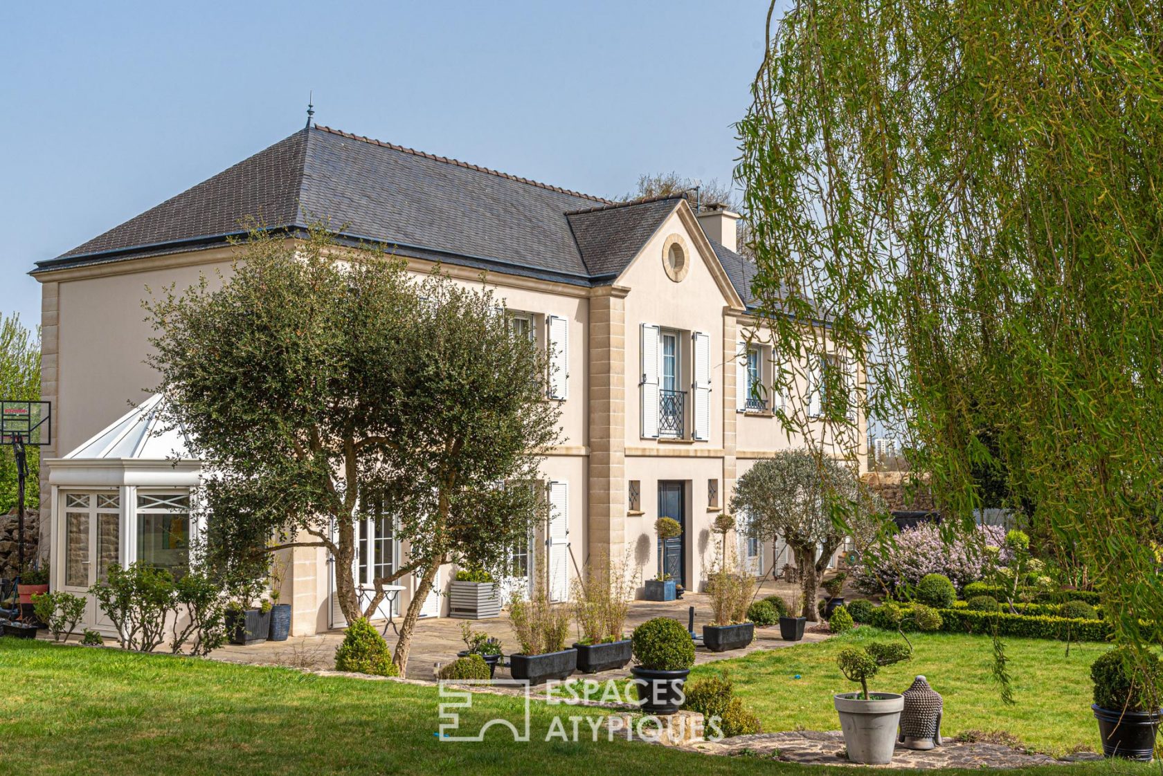 Manoir rénové dans un écrin de verdure