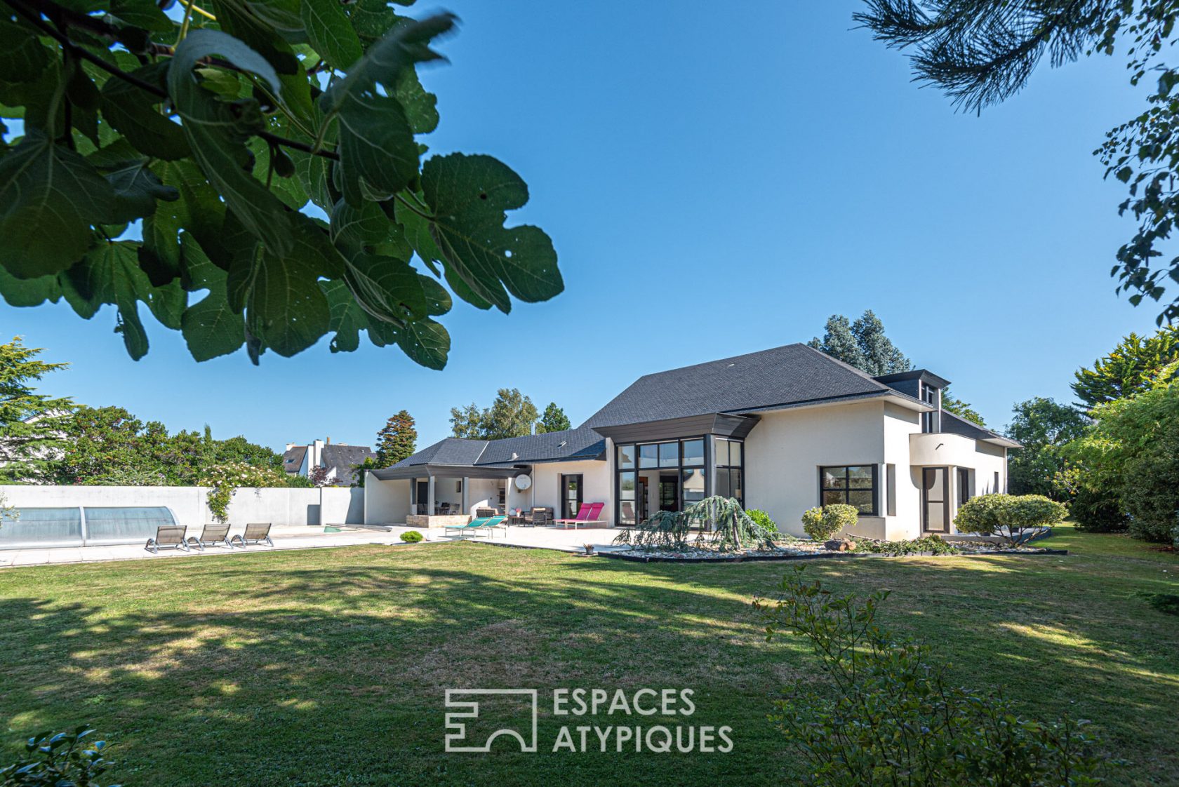 Maison d’architecte avec piscine au coeur d’une végétation luxuriante