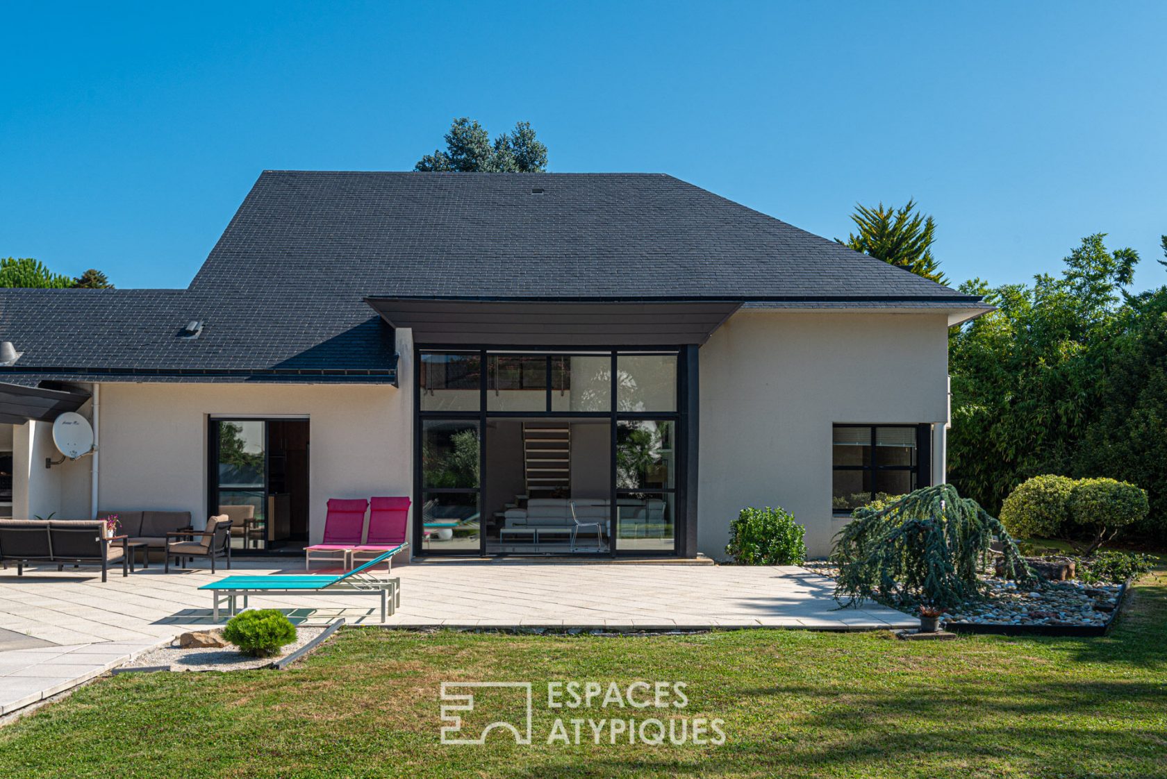 Maison d’architecte avec piscine au coeur d’une végétation luxuriante