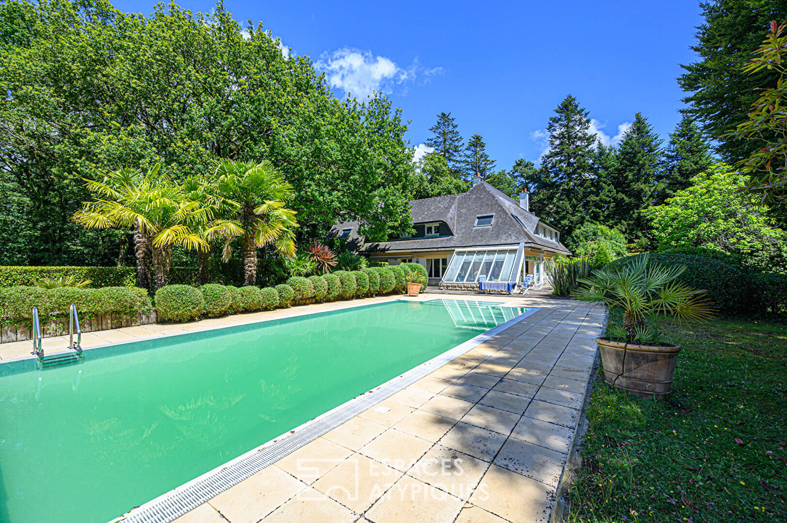 Family house to refresh with swimming pool in the heart of a park