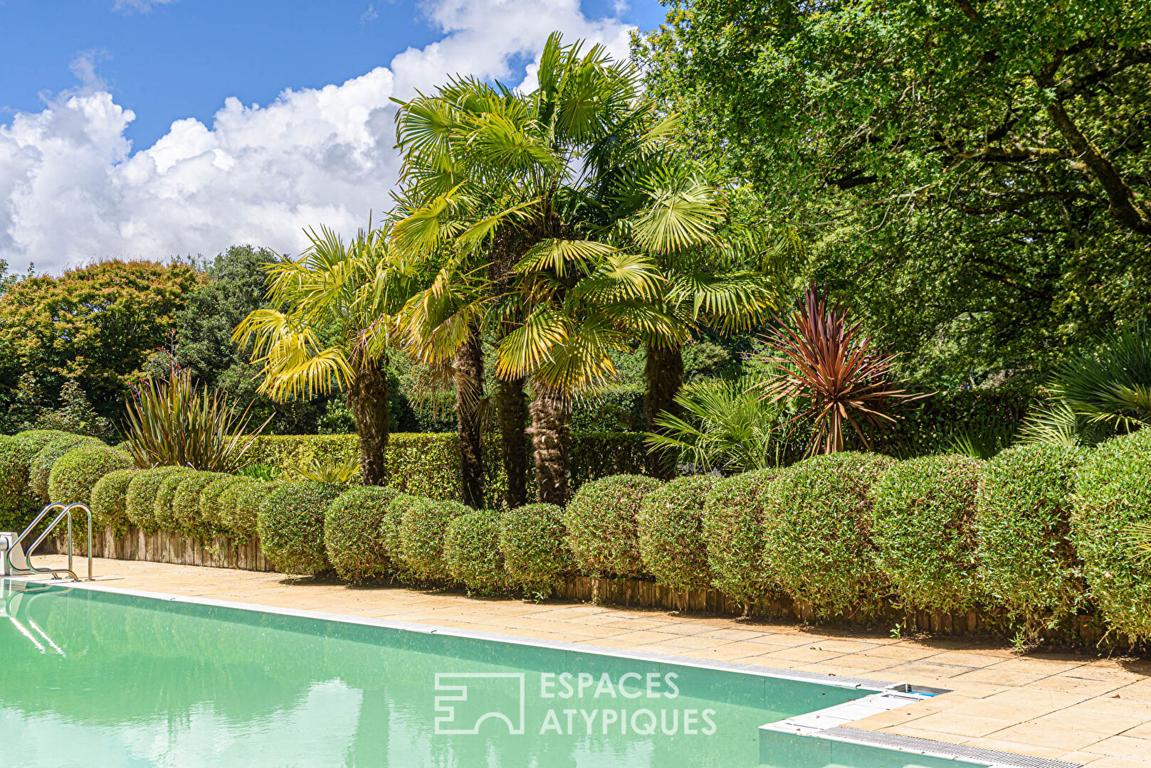 Family house to refresh with swimming pool in the heart of a park