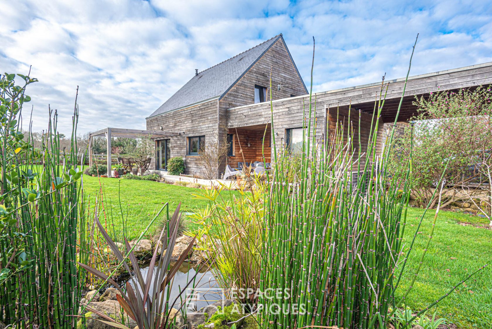Chaleureuse maison en bois dans son écrin naturel
