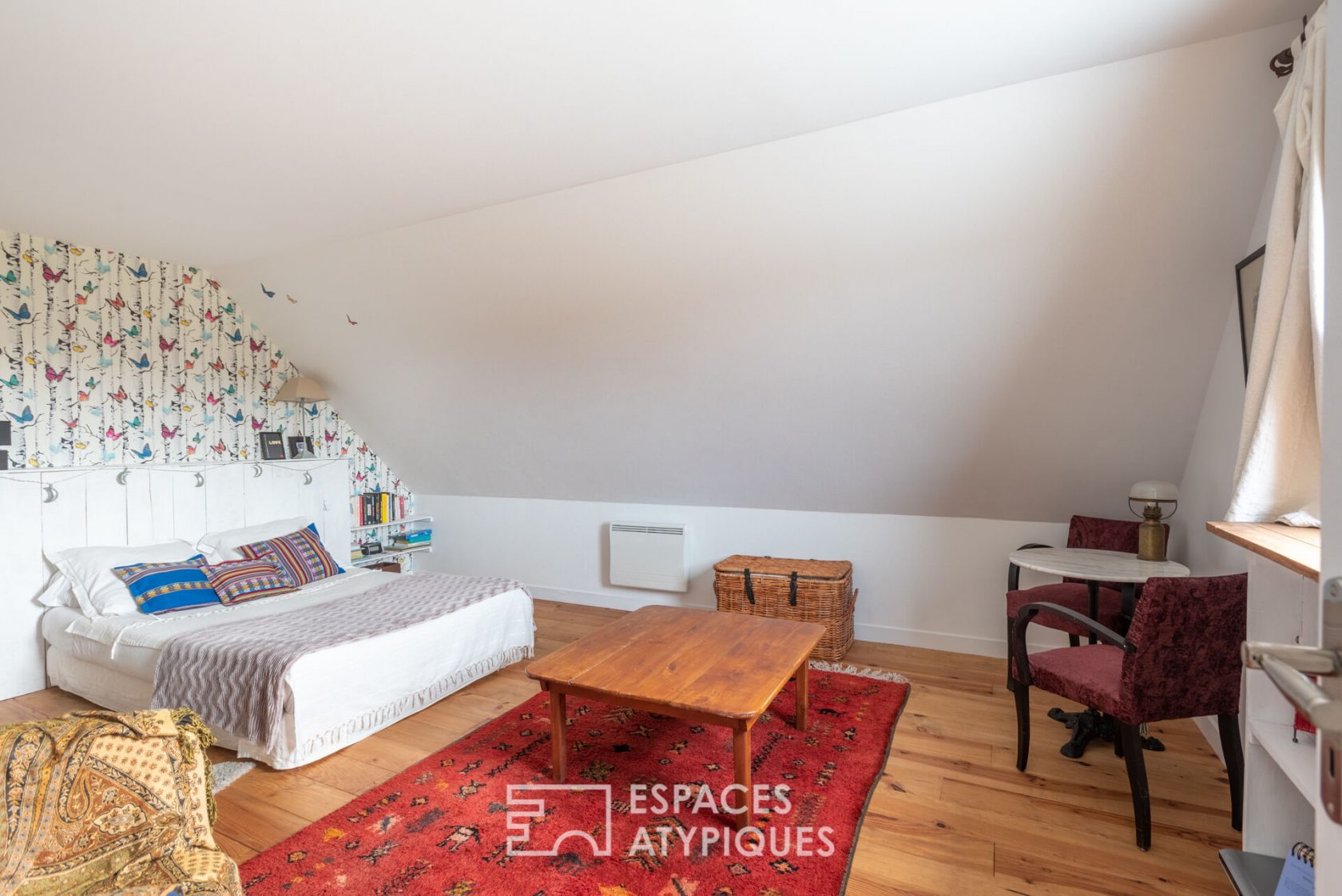 Chaleureuse maison en bois dans son écrin naturel