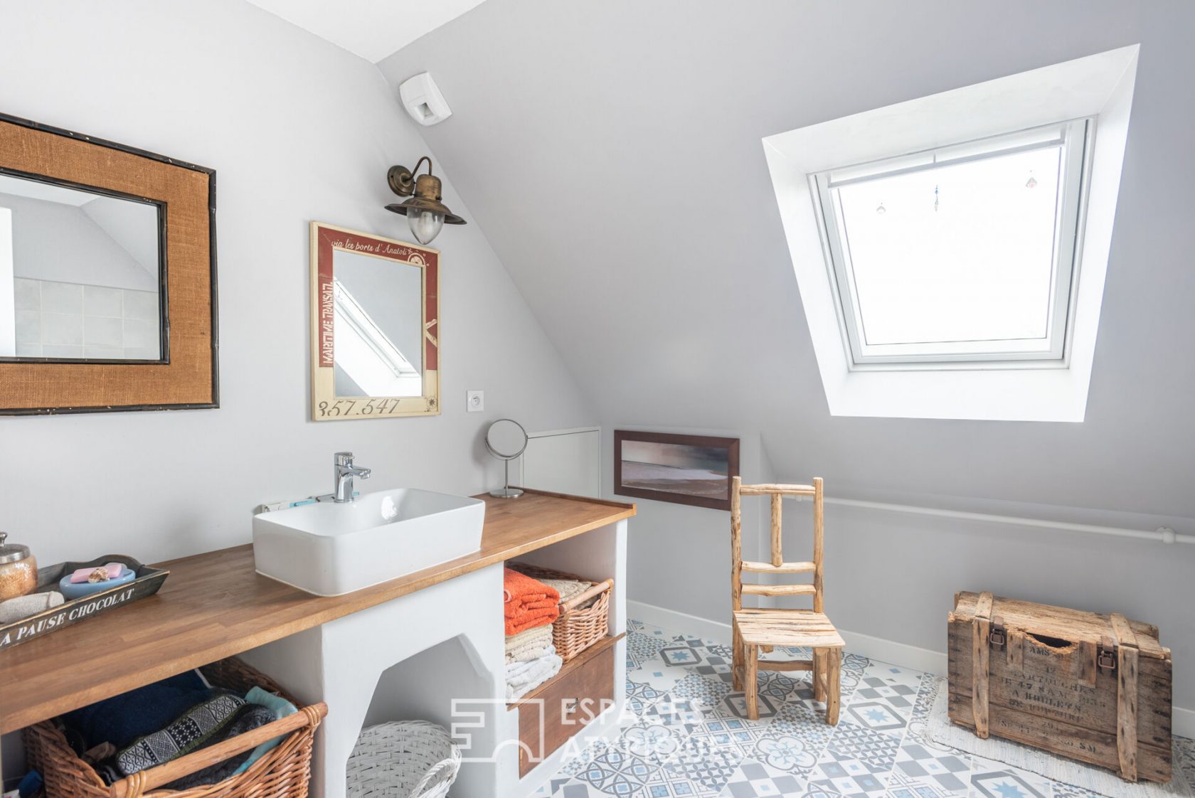 Chaleureuse maison en bois dans son écrin naturel