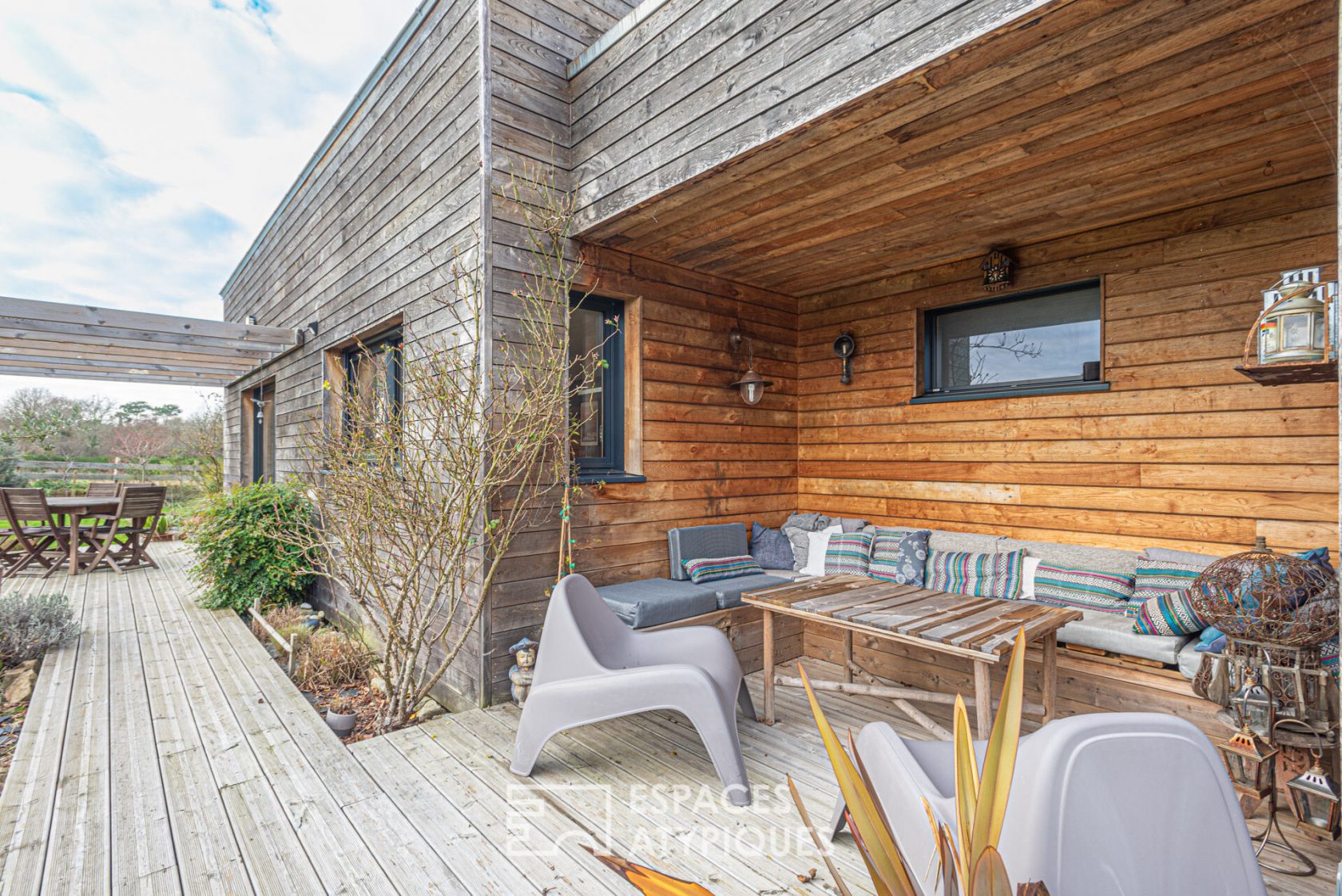 Chaleureuse maison en bois dans son écrin naturel