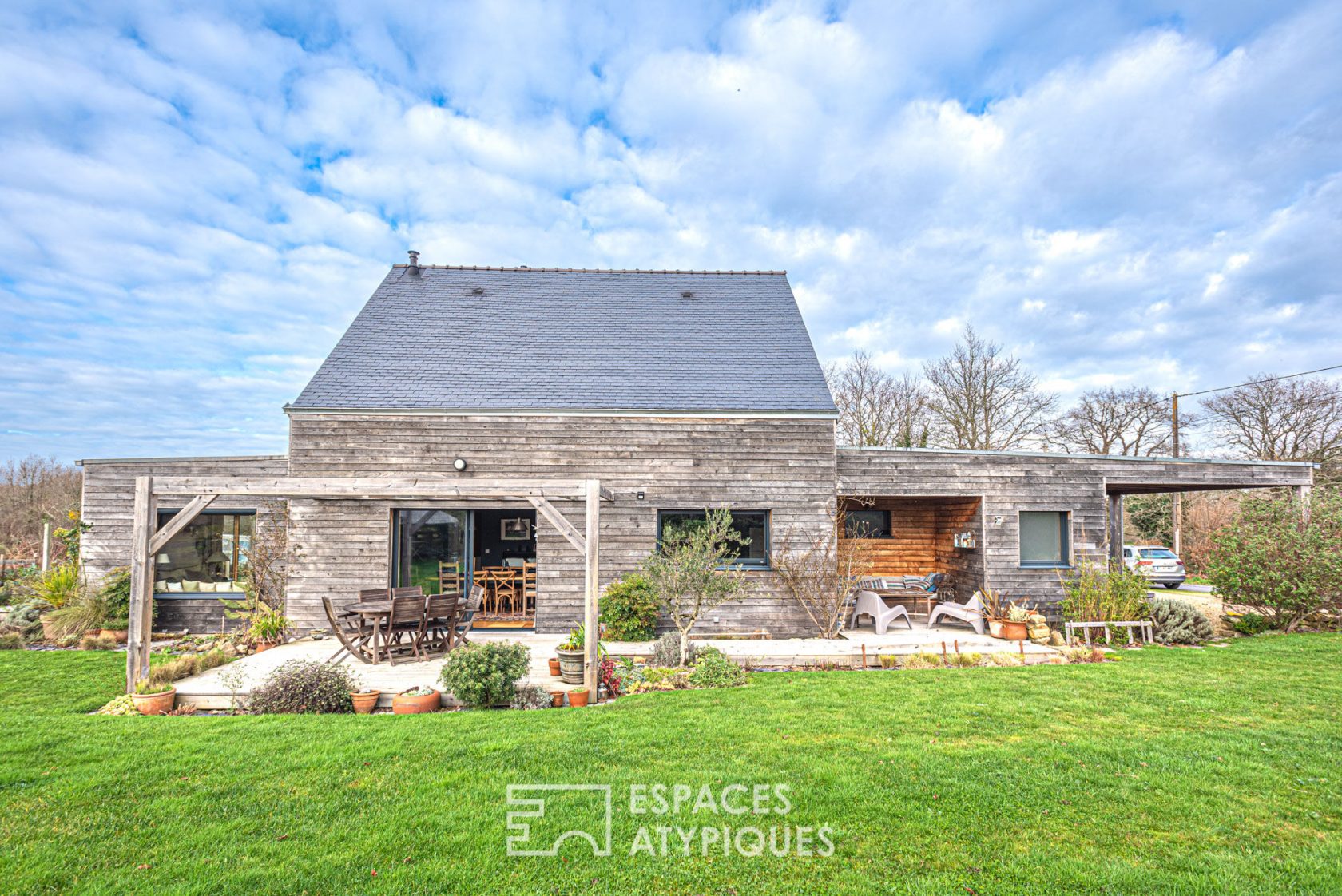 Chaleureuse maison en bois dans son écrin naturel